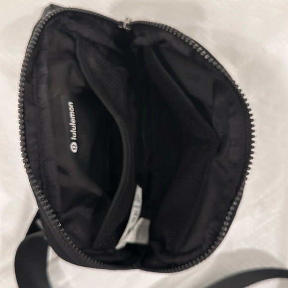 Lululemon everywhere belt bag. 1L. Black. - Picture 4 of 5